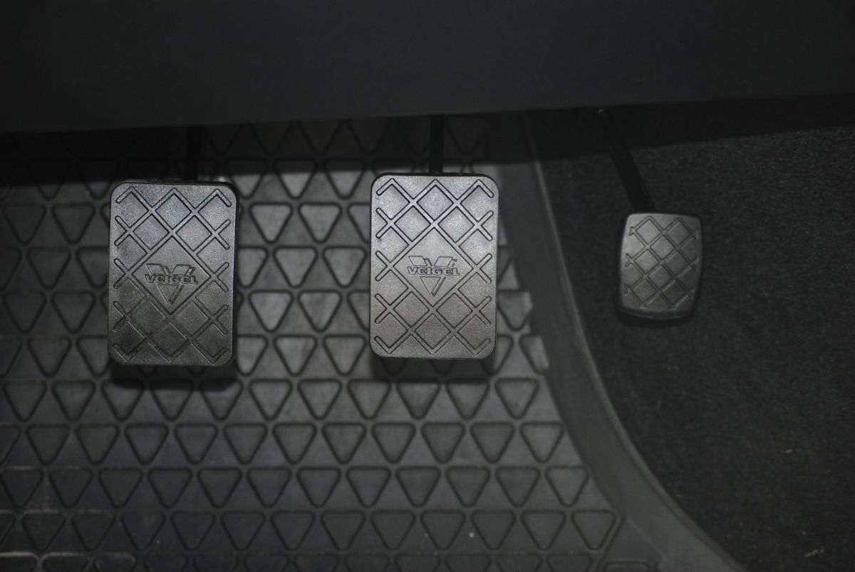 ▲有民眾分享，自己開車30年，始終都是用左右腳分別處理煞車和油門，貼文引發熱議。（示意圖／取自pixabay）