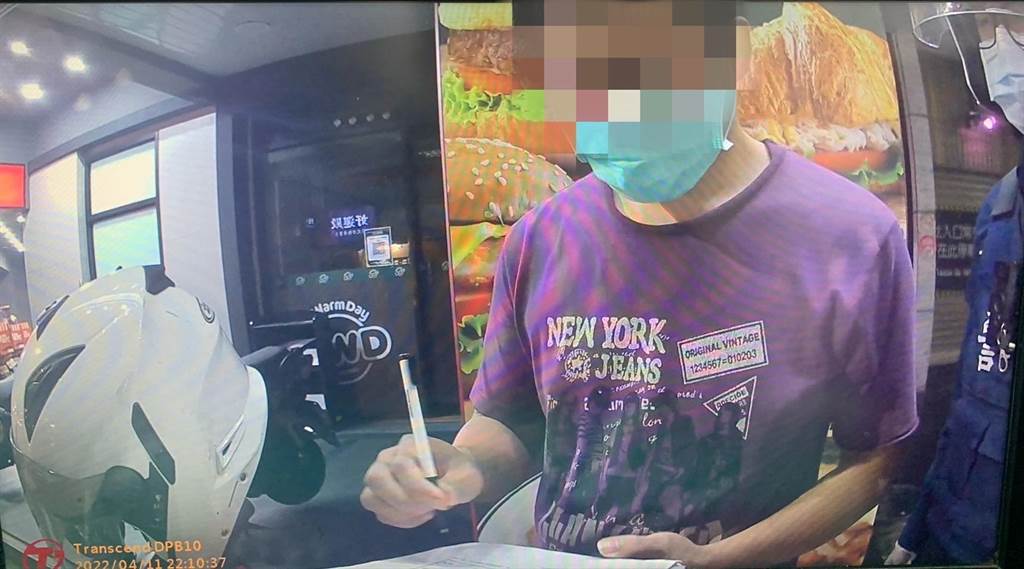 ▲11日晚間，基隆1名在居家隔離的姚姓男子，不顧防疫規定，騎車外出買飲料，結果碰上警方巡邏攔查，當場被開單函請衛生局裁罰。（圖／翻攝畫面）