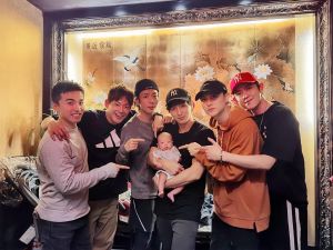 棒棒堂男孩 ▲棒棒堂男孩去年為小煜長子誕生合體聚會,左起為阿緯、威廉、小杰、小煜、王子、敖犬。(圖/翻攝王子FB)