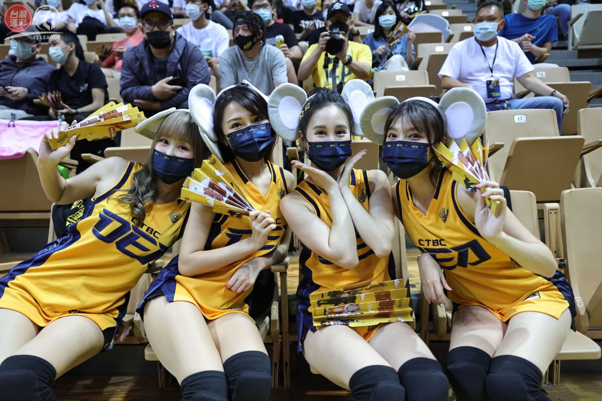 ▲配合「特攻動物園」主題活動，啦啦隊Passion Sisters都戴上可愛的大象耳朵亮相。（圖／T1提供）