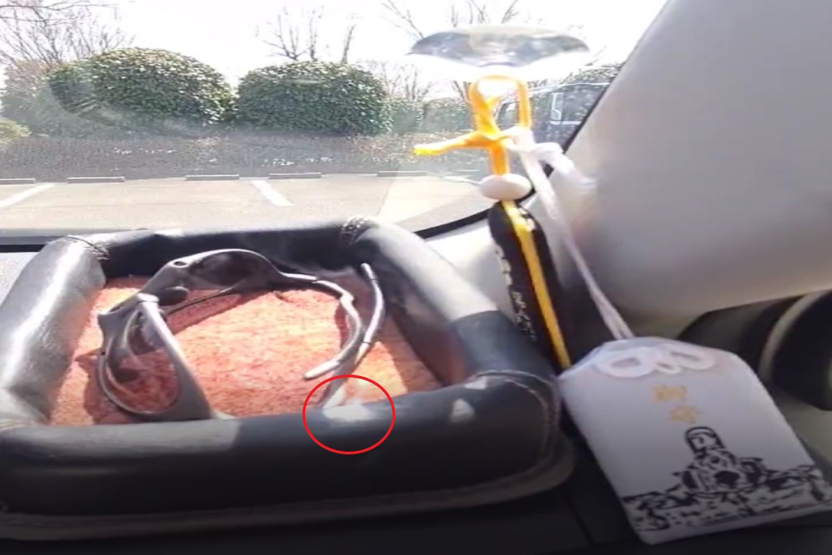 ▲一名網友分享擋風玻璃上的御守吸盤在陽光折射下，聚熱險引發火災。（圖／推特帳號nyasufuji）