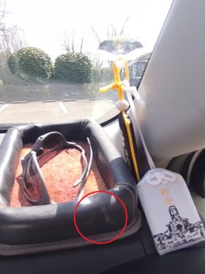 ▲推主錄下置物籃被吸盤折射後開始冒煙的影像，提醒大家在汽車內要慎用會折射陽光的物品。（圖／推特帳號nyasufuji）