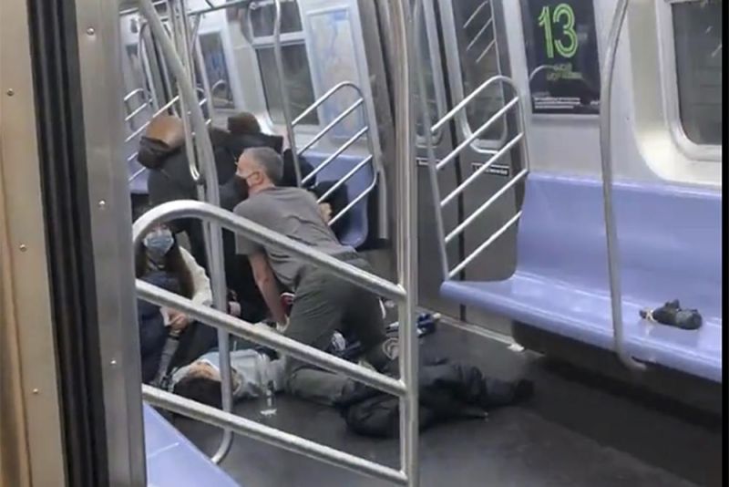 ▲紐約地鐵遭攻擊後，車廂內一片混亂，圖為現場民眾拍攝的畫面。（圖／美聯社／達志影像）