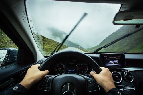 ▲車輛發生撞擊時，會自動開啟高速雨刷。（示意圖／取自unsplash）