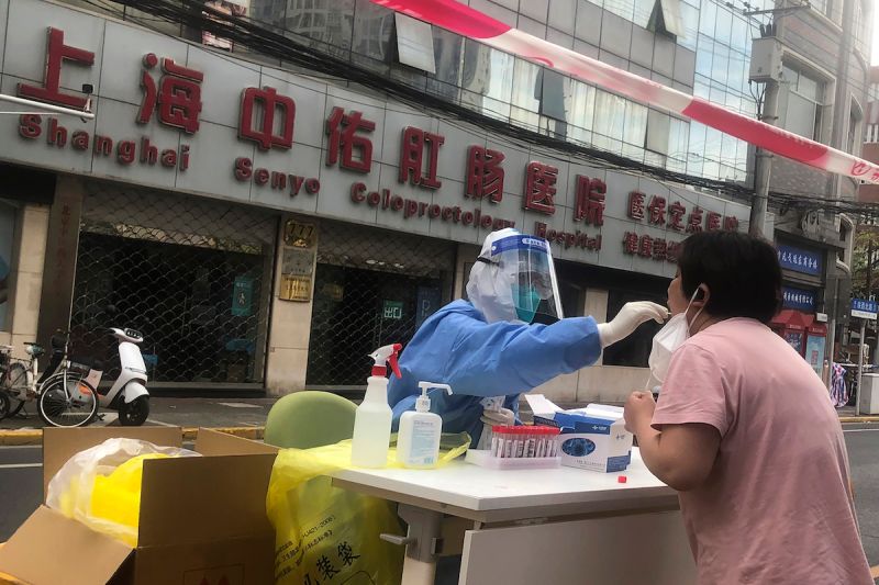 ▲上海今天通報，COVID-19（2019冠狀病毒疾病）本土染疫數降至千例以下。（圖／美聯社／達志影像）