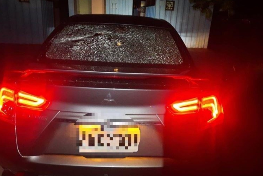 ▲12日凌晨，東港發生鬥毆命案，李姓男子小客車後風擋風玻璃被打破毀損。（圖／翻攝畫面）