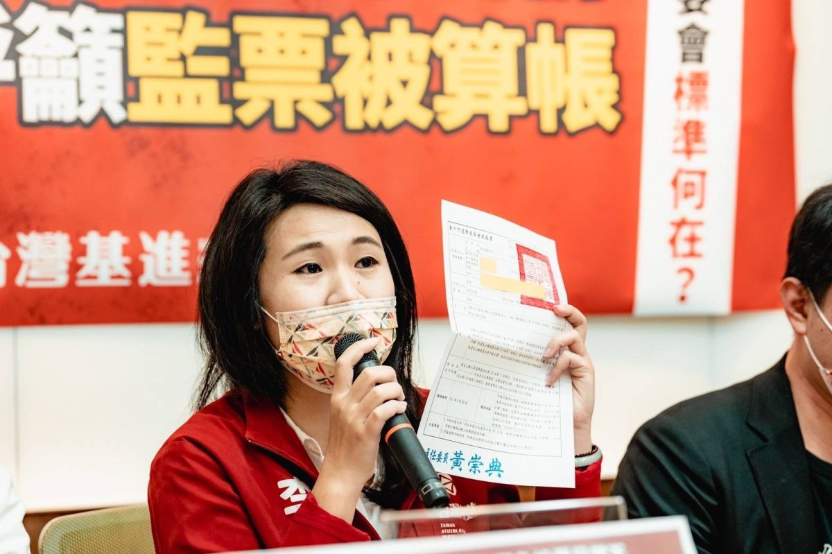 ▲李雨蓁表示，將向台中市選委會提起訴願，相信也期盼訴願書送交中央選委會後，社會大眾會還給為台灣民主自由奮戰的年輕從政者一個清白。（圖／台灣基進提供）