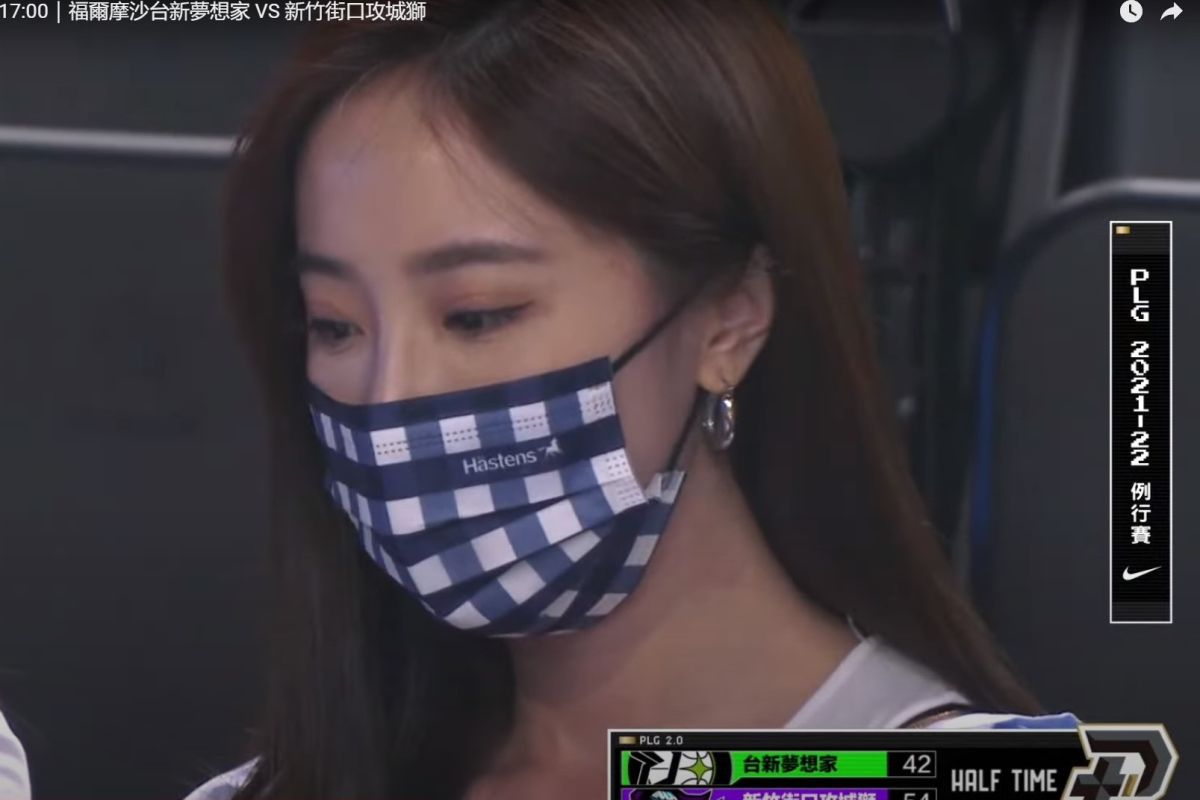 ▲PLG觀眾席的口罩美女，引發球迷關注。（圖／截取自《P.LEAGUE》YT）