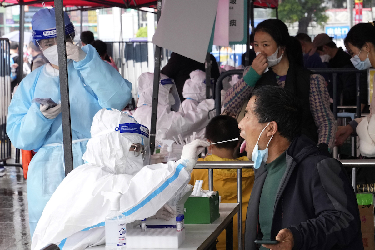 ▲中國官方今天通報，新增COVID-19本土病例802例（含確診與無症狀感染者）。（圖／美聯社／達志影像）