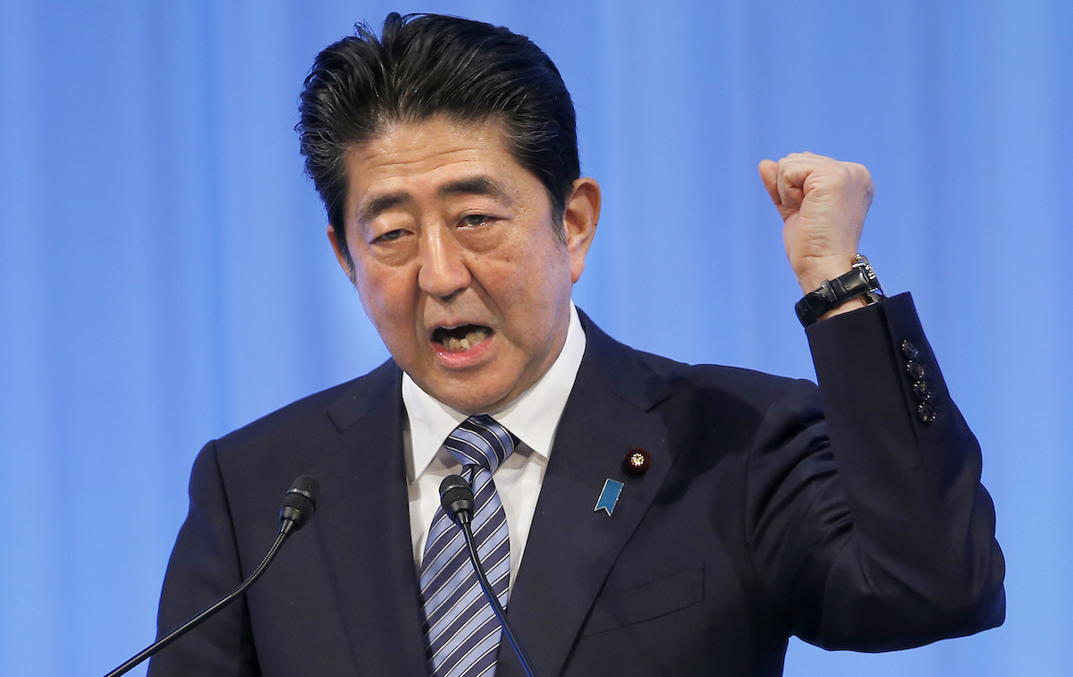 ▲日本前首相安倍晉三在東京出席一場有關憲法的研討會時表示，從烏克蘭遭俄羅斯侵略一事，日本應記取教訓，自己國家自己救。資料照。（圖／美聯社／達志影像）