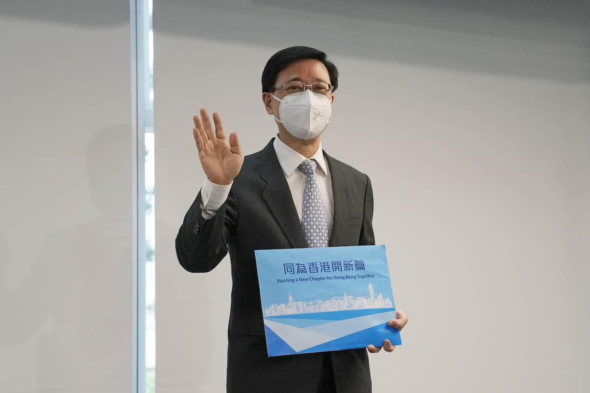 ▲香港前政務司司長李家超13日向選舉主任提交參選特首的提名票，合共786張，已超過當選門檻751票。（圖／美聯社／達志影像）