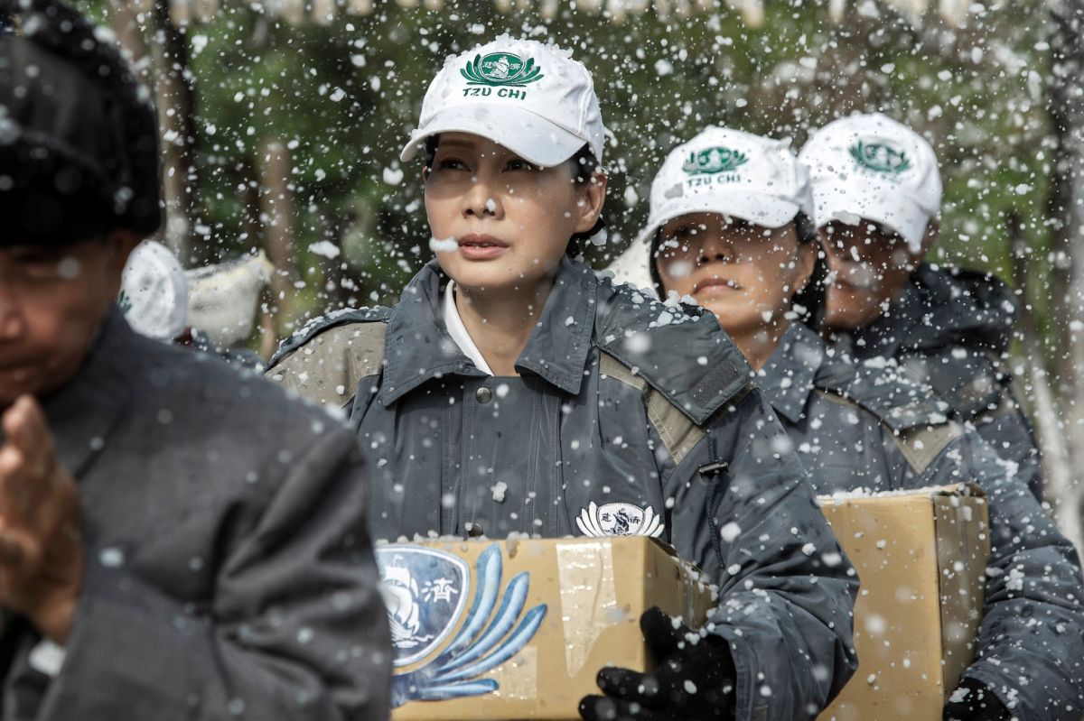 ▲丁寧6月天穿起慈濟北韓賑災厚外套。（圖／大愛提供）