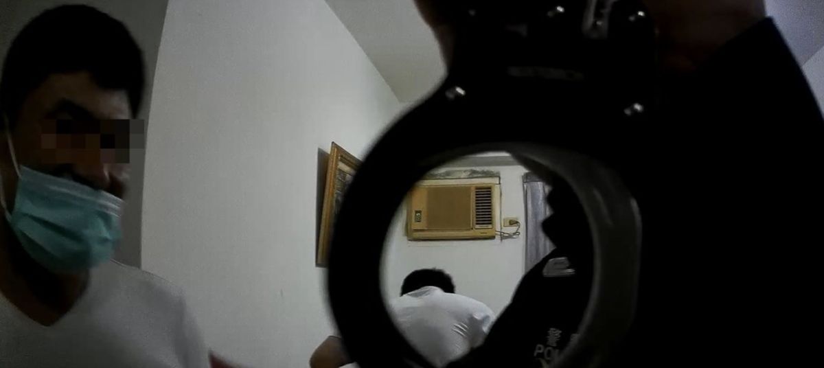 ▲警方在大樓各樓層找尋，才將4名移工帶回9樓租屋處。（圖／警方提供）