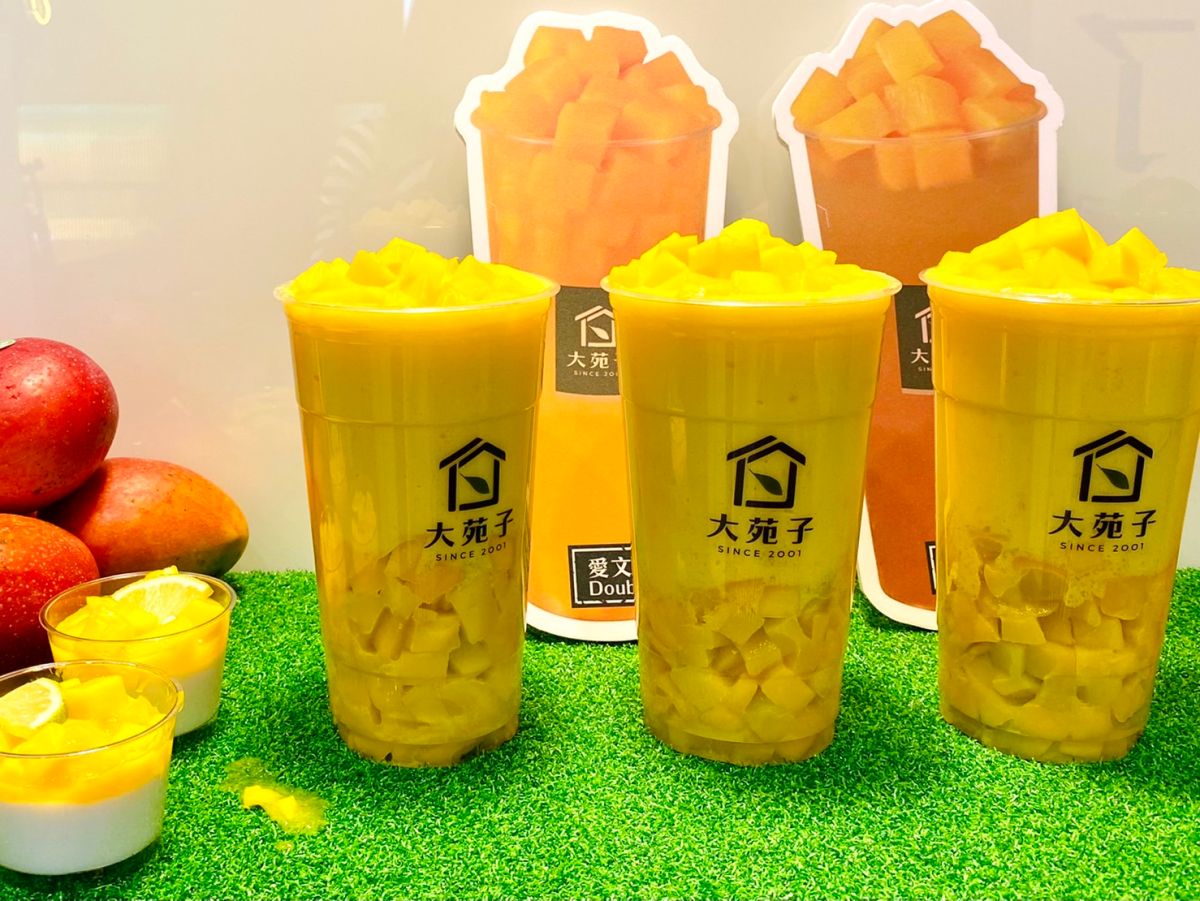 ▲手搖飲品牌大苑子敲響芒果季！不只愛文芒果冰沙回歸，還預告將推出比2020年愛文芒果冰沙Double Double，四倍果肉更浮誇的1000cc「愛文芒果冰沙最大杯」，豪邁使用超過三顆愛文芒果製作，光果肉就重達600克。（圖／記者蕭涵云攝）