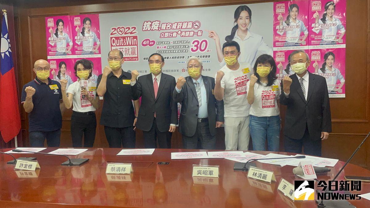 ▲由左至右依序為更生人蘇哲民、資深藝人陳淑麗、矯正署副署長許金標、法務部長蔡清祥、衛福部國健署長吳昭軍、李㼈、董氏基金會菸害防制中心主任林清麗、法務部次長陳明堂。（圖／記者潘千詩攝，2022.4.13）