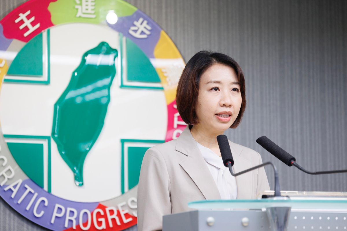 ▲民進黨發言人李妍慧指出，國民黨團以暴力、推擠等方式欲強佔主席台，增加防疫風險。（圖／民進黨提供）