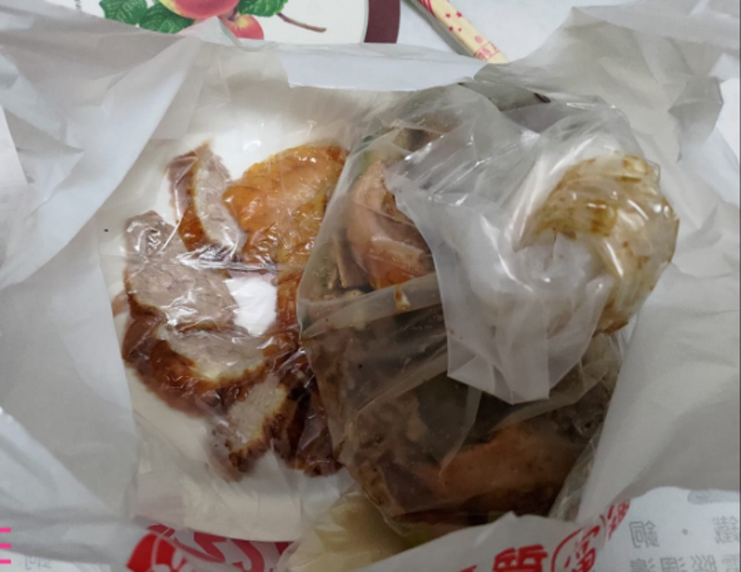 ▲原PO買了烤鴨回家吃，一路上卻被兩位鄰居關心財務狀況。（圖／翻攝《爆廢公社二館》）