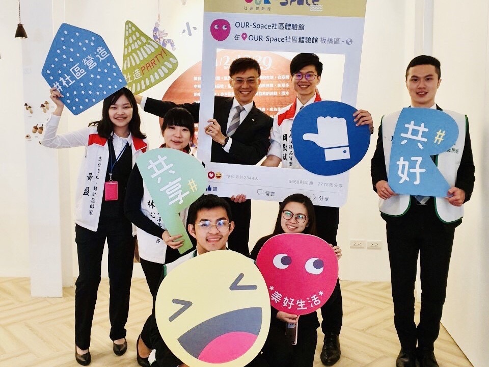 ▲信義房屋轉型辦公室專案經理周勤斌（後排右二）認為，透過在不同單位歷練，有助於開拓視野、提升職能，對於個人的職涯發展多有助益。（圖／NOWnews資料照片）