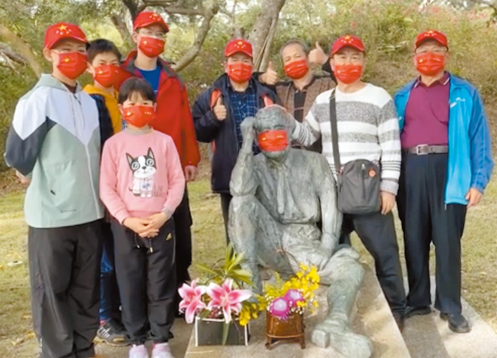 ▲日籍工程師八田與一有「烏山頭水庫之父」之稱，日前其銅像遭台灣共產黨戴上5星旗紅口罩。（圖／翻攝自洪榮志臉書）