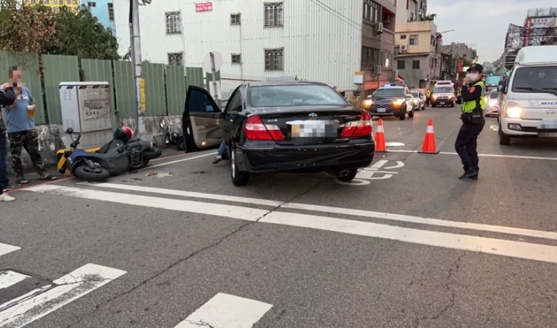 ▲台中市一名女駕駛，因不明原因撞進待轉區內，造成４人受傷送醫。（圖／翻攝畫面）