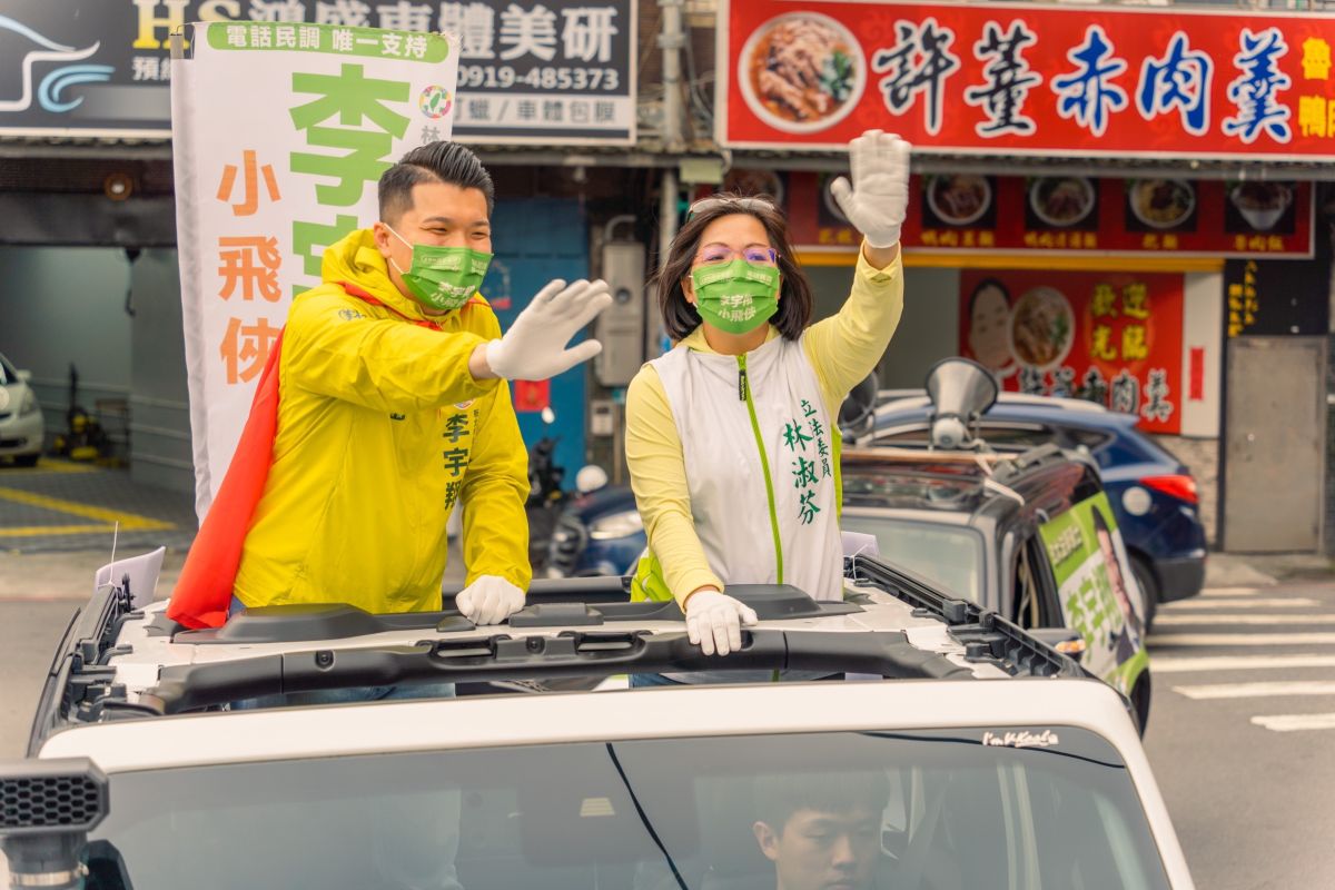 ▲爭取民進黨新北市第2選區議員提名的「小飛俠」李宇翔，今（13）日邀立委林淑芬陪同在五股的大街小巷車掃拜票。（圖／李宇翔提供）