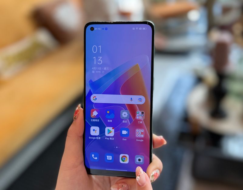 ▲OPPO Reno7 Z螢幕為6.4吋，擁有Netflix HD影片認證，重量173克，拿在手上感覺相當輕巧。。(圖／記者周淑萍攝)