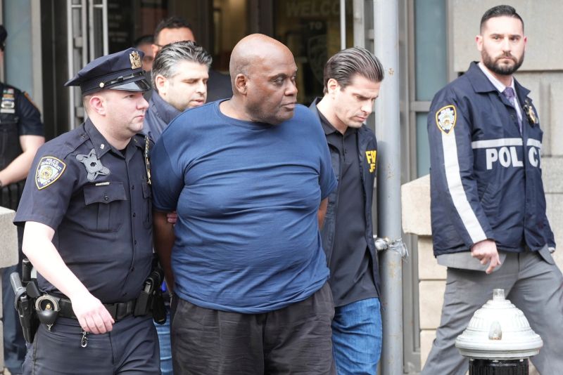▲紐約市巡警在曼哈頓東村（East Village）逮捕布魯克林地鐵槍擊案嫌犯詹姆斯（Frank James）。（圖／美聯社／達志影像）
