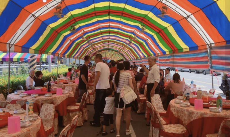 ▲流水席在台灣依舊是相當重要的文化之一，至今南部舉辦婚宴時，仍然會選擇「辦桌」的形式。（圖/爆廢公社）