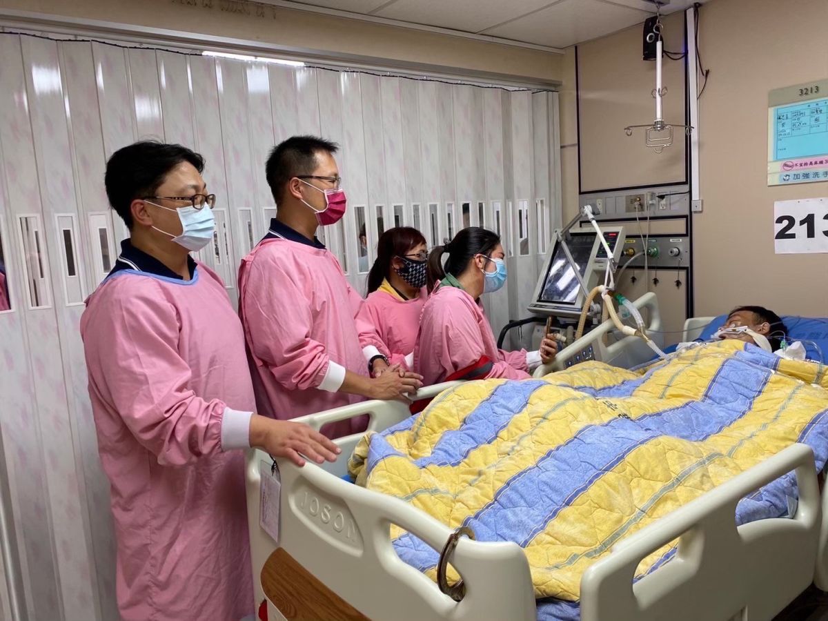 ▲去年底，越南籍杜姓受收容人（下稱杜男）因氣喘發作緊急送至博愛醫院急診治療。（圖／移民署提供）