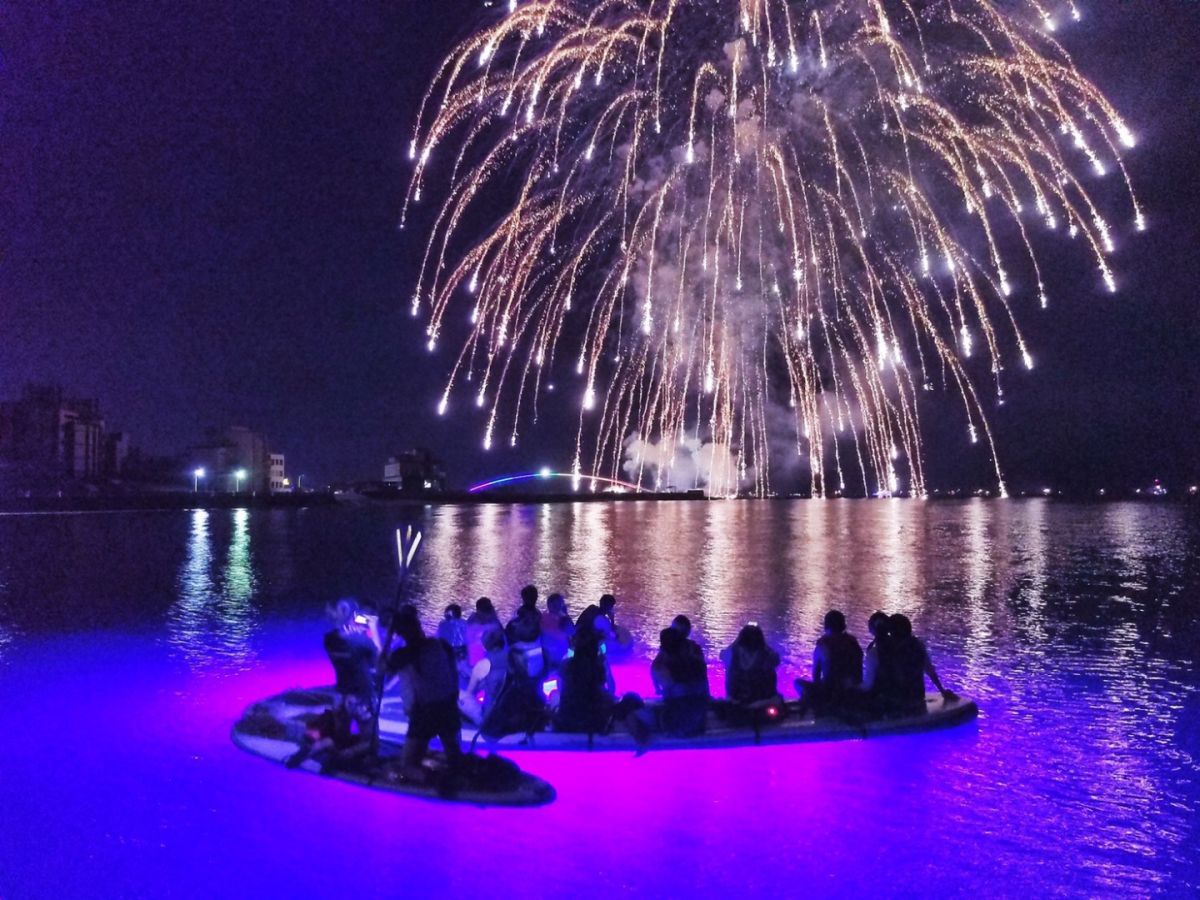 ▲澎湖花火節以波光粼粼的海上璀璨煙火聞名，2022年適逢20週年，知名旅遊電商平台KLOOK統整近年熱夯的必玩行程，推薦划SUP立槳賞煙花、乘透明獨木舟漂浮海面、無人島浮潛紫色珊瑚海、無邊際海景露營車睡在秘境沙灘等5大行程。（圖／KLOOK提供）