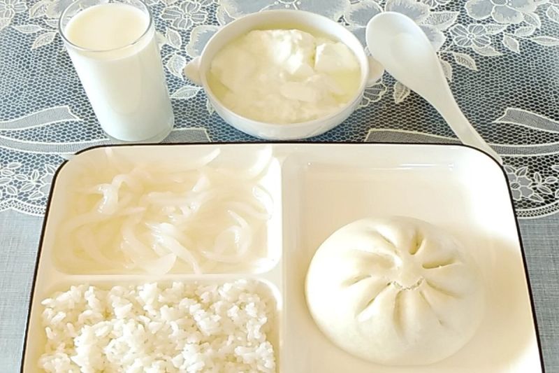 ▲日本一名推主分享午餐照片，網友看了忍不住笑虧：「是天國的料理嗎？」（圖／推特帳號gakespoon）