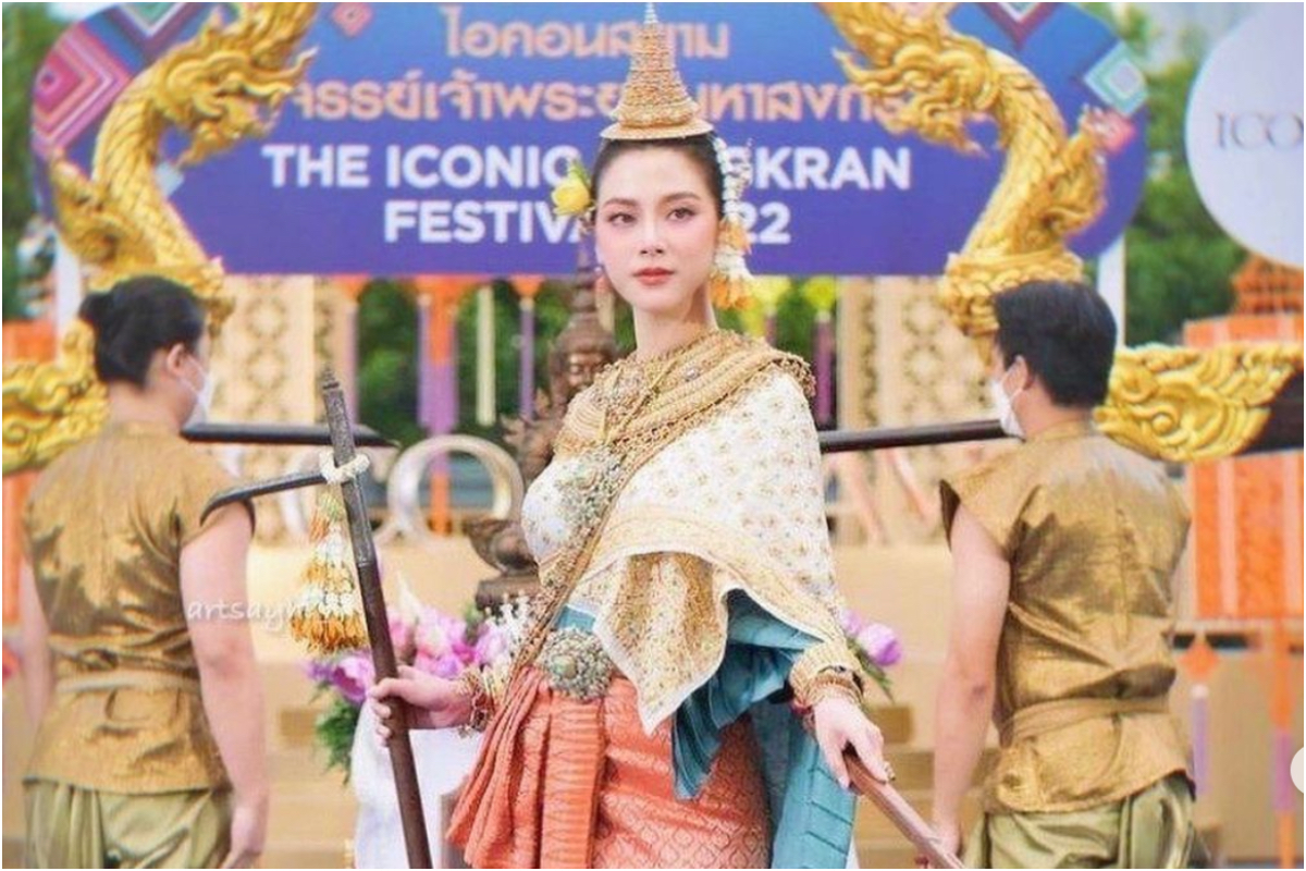 ▲泰國知名女星平采娜（Baifern）化身為宋干女神，遊行過街。 （圖／翻攝自IG）