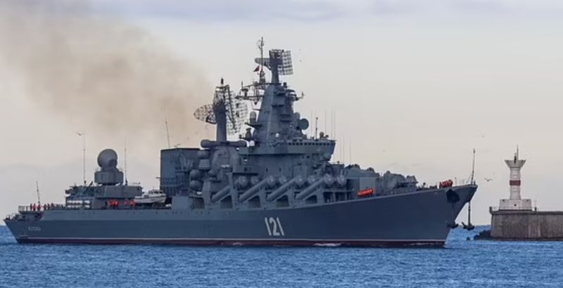 ▲俄羅斯官方媒體報導，一艘在黑海的俄羅斯軍艦因彈藥爆炸「嚴重受損」。烏克蘭官員表示，這艘軍艦是遭到飛彈攻擊。資料照。（圖／翻攝自每日郵報）