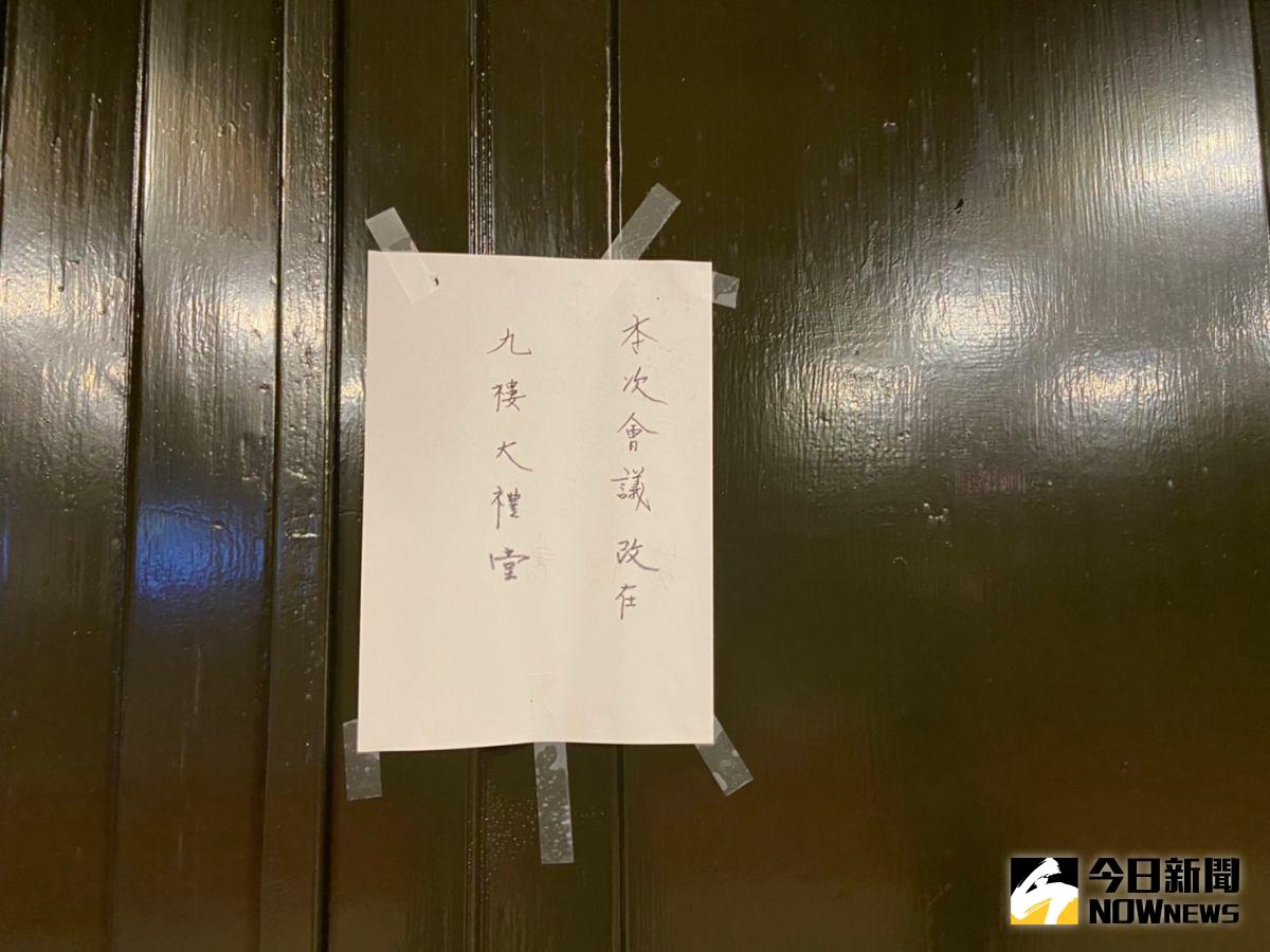 ▲政院國會聯絡人確診，立院教委會議緊急更換會議室，原群賢101會議室緊急清潔消毒。（圖／記者呂炯昌攝，2022.04.14）