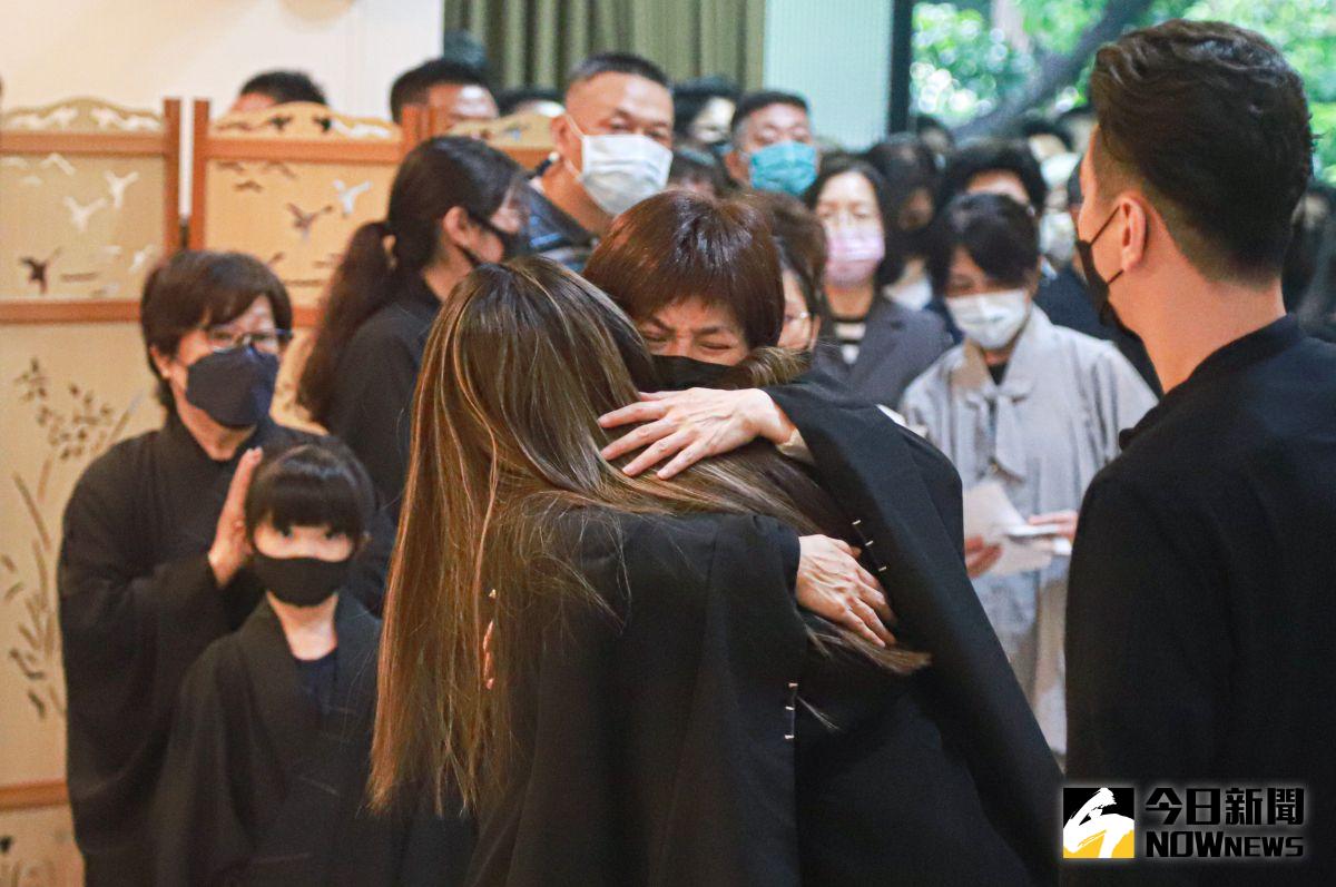 ▲唐美雲與好友相擁時不禁潸然淚下。（圖／記者葉政勳攝）