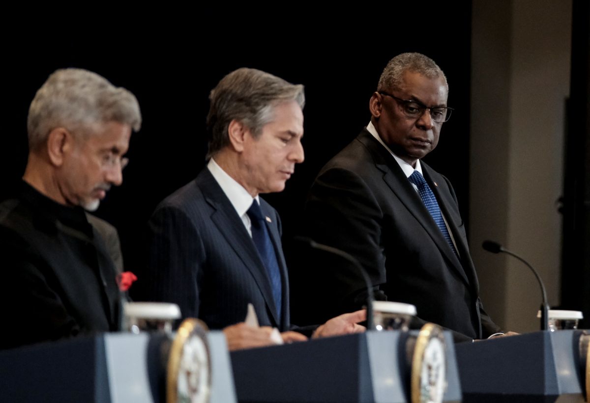 ▲知情人士表示，美國高層正考慮派一名內閣高層官員赴烏克蘭首都基輔，以示美方高層與烏克蘭同在，美國國務卿布林肯（中）或國防部長奧斯汀（右）都有可能。（圖／美聯社／達志影像）