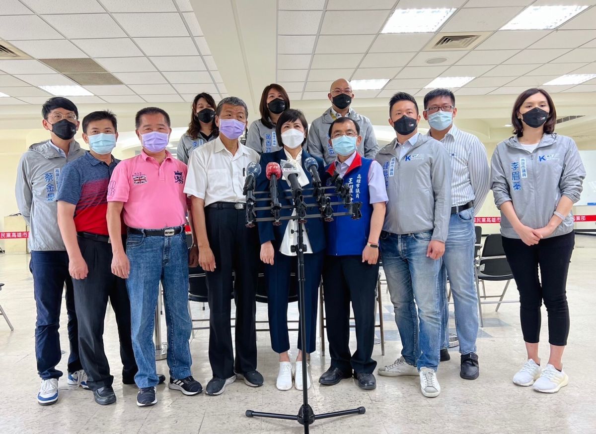 ▲今（14）日總共有12位現任高雄市議員與擬參選人，與陸淑美一起前往國民黨高雄市黨部登記。（圖／翻攝畫面）