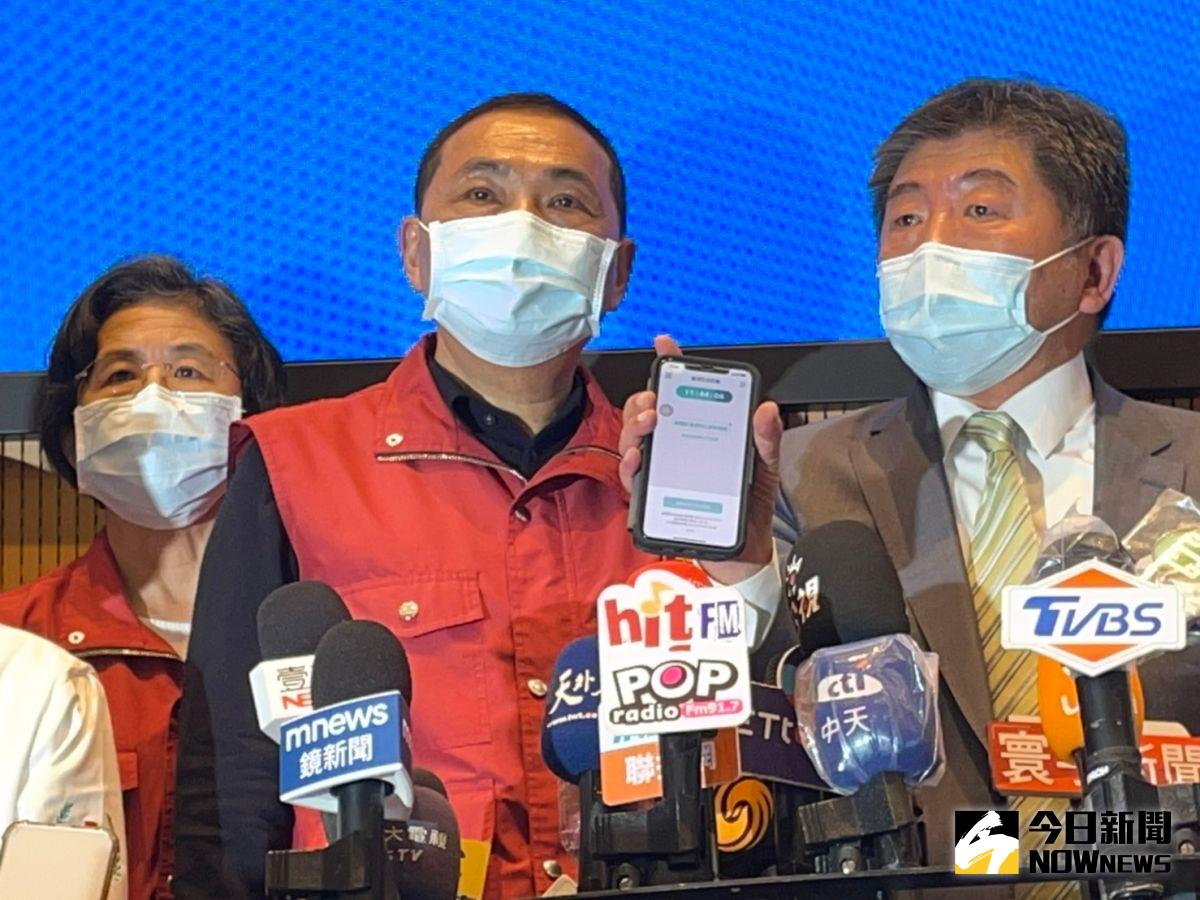 ▲中央流行疫情指揮中心指揮官陳時中指出，未來盼大家進出個場所都要出示社交距離APP，因為安全且效率高。（圖／記者陳志仁攝，2022.04.14）