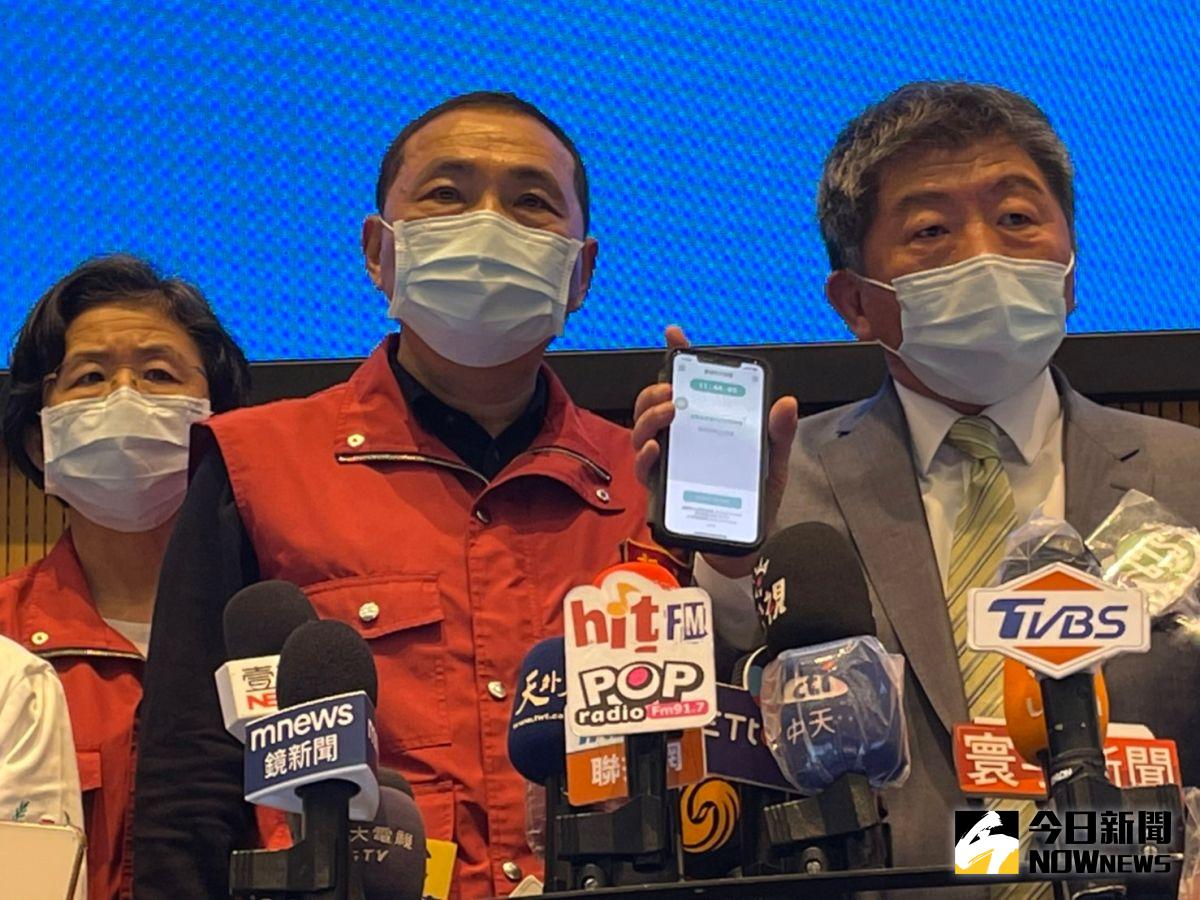 ▲衛福部長陳時中指出，從今日開始，中央流行疫情指揮中心的記者會，也會要求與會的記者出示社交距離APP才能進入。（圖／記者陳志仁攝，2022.04.14）