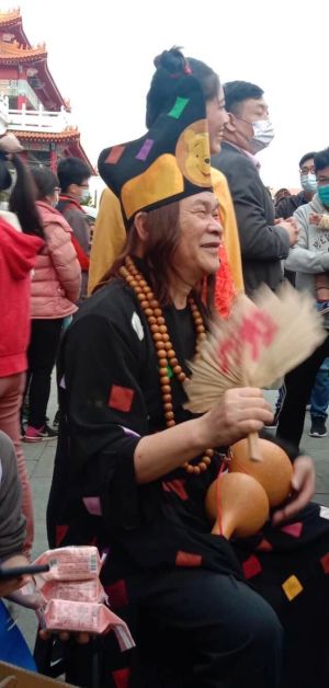 澎恰恰 ▲澎恰恰扮成濟公出巡到夜市,努力表演還債。(圖/翻攝澎恰恰FB)