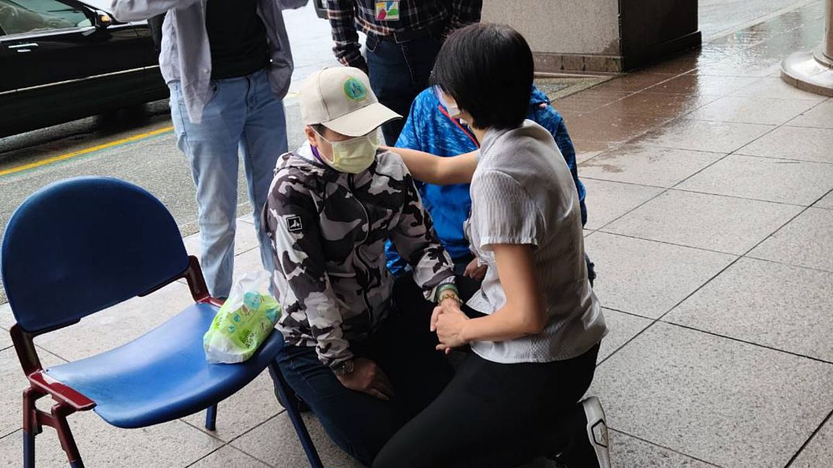 ▲中華里里長游吉興的妻子丁宜庭（戴帽子者）14日上午前往台北市政府下跪抗議，抗議「阿妹」張惠妹演唱會對周遭住宅的晃動又更加劇烈。（圖／民眾提供）