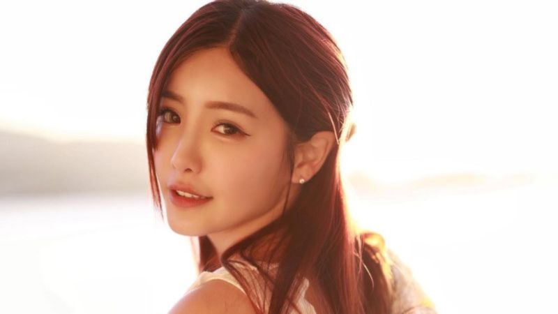 「回眸女神」公共浴室自拍 一側身大蜜桃直接見客