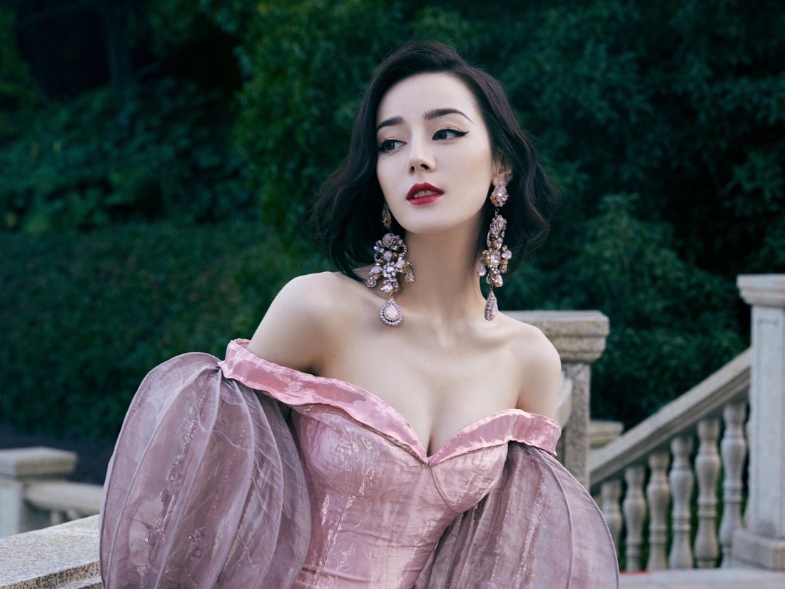 ▲迪麗熱巴五官精緻像是洋娃娃。（圖／翻攝迪麗熱巴工作室）