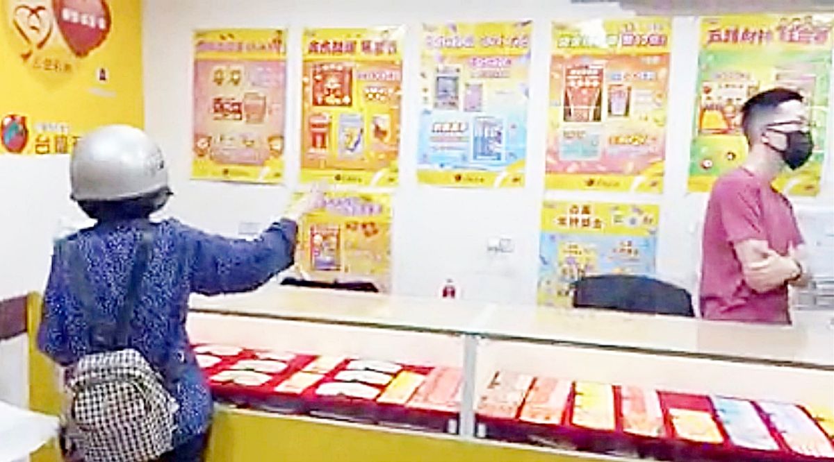 ▲婦人暴怒下以咖啡潑灑客人，還辱罵店員「小王八蛋」、「生意不用做了」。（圖／翻攝「爆料公社」）