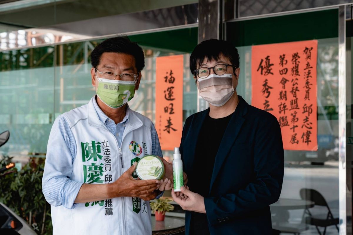 ▲尹立與陳慶鴻為罷韓期間認識的夥伴，看到陳慶鴻臉與手上因日曬造成色差十分心酸，送上菜瓜水給陳慶鴻鼓勵打氣。(圖／邁向過半大聯盟提供)