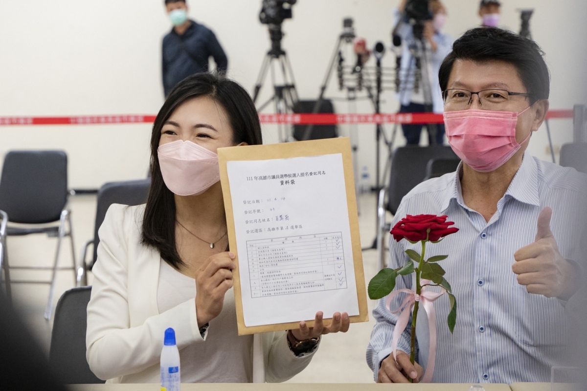 ▲國民黨台南市長參選人謝龍介，今天特別來到高雄陪左楠區市議員參選人白喬茵完成初選登記。（圖／高市議員參選人白喬茵提供）