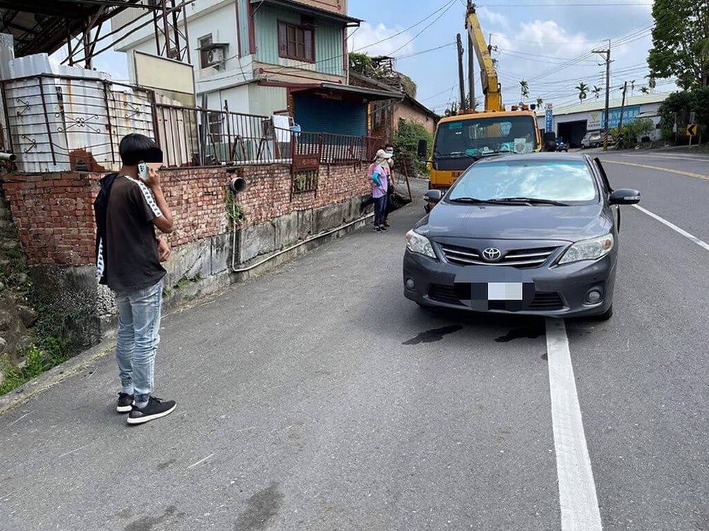 ▲朱姓少年居家隔離中外出，無照駕車自撞電線桿遭逮。（圖／翻攝畫面）