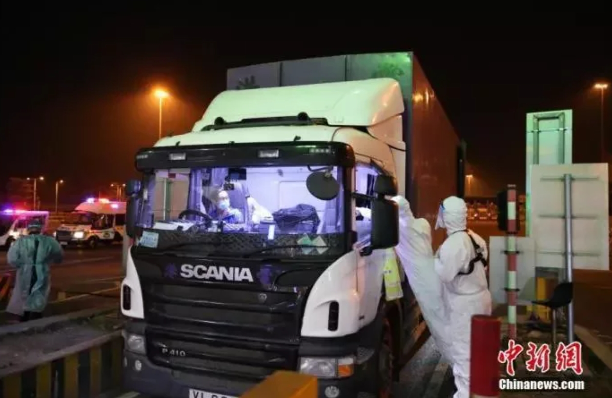 ▲中國各地因疫情封地，導致物流嚴重斷鏈，上海為了解決斷貨危機自行另闢物流管道。（圖／取自中新社）