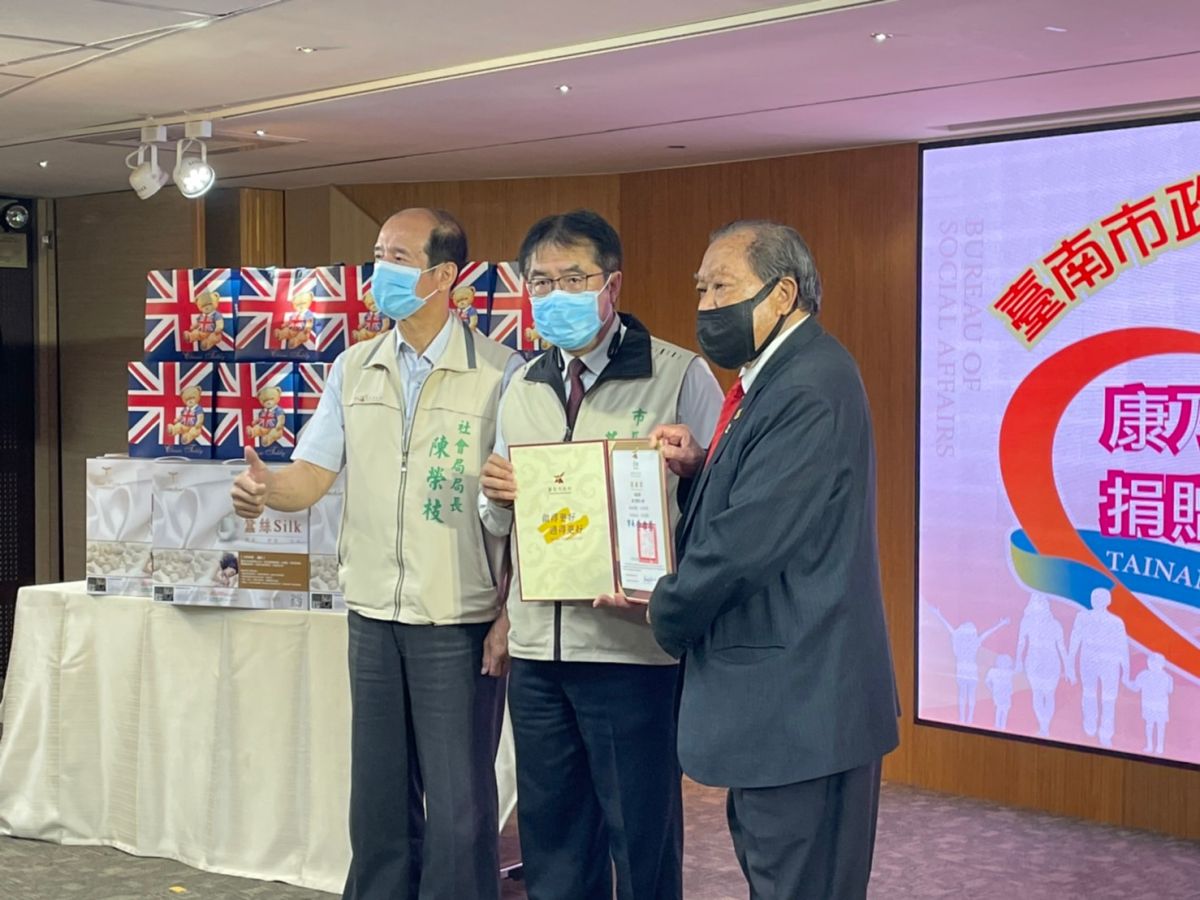 ▲台南市長黃偉哲由台南市社會局局長陳榮枝陪同，頒發感謝狀予康乃馨愛心會董事長戴榮吉(右)，表揚其熱心公益（圖／記者林怡孜攝，2022,04,14）