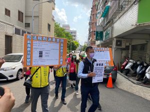 ▲朱明宏與支持者到民進黨台南市黨部遞交陳情書（圖／記者張振興攝，2022,04,14）